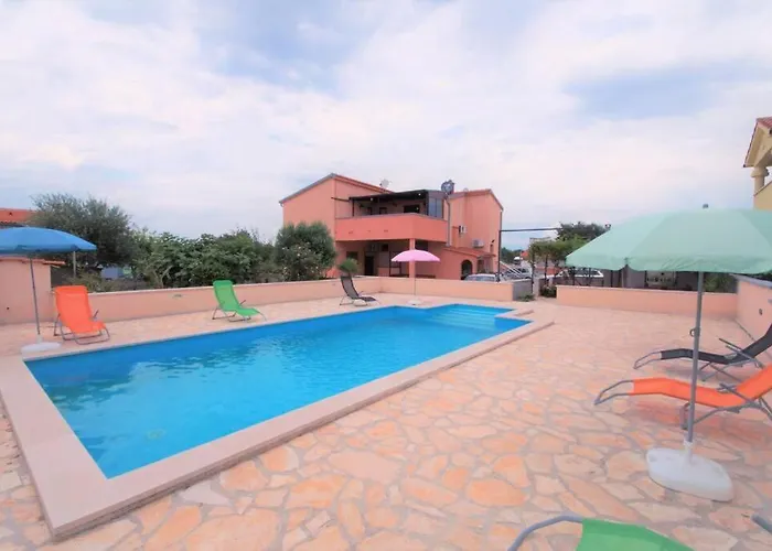 Sunny With Pool
