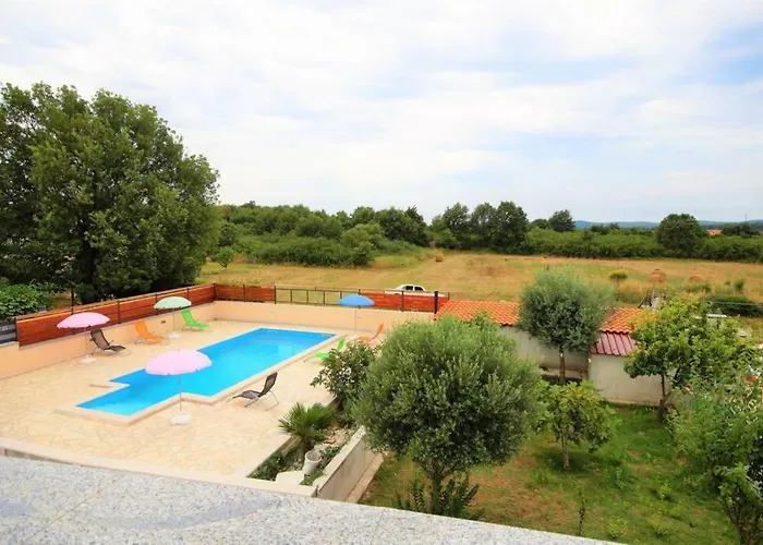 Apartamento Sunny With Pool Šišan