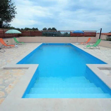 Daire Sunny With Pool