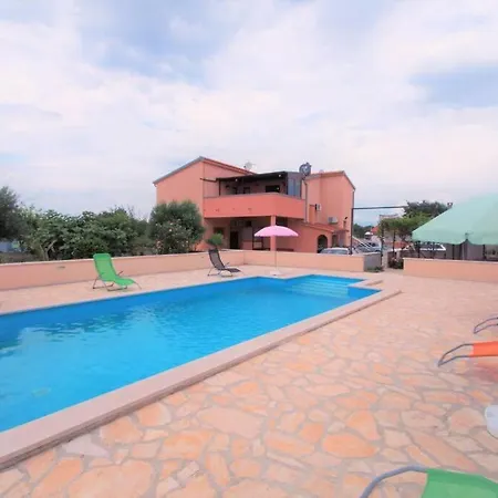 Sunny With Pool