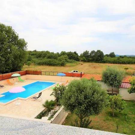Apartamento Sunny With Pool Šišan