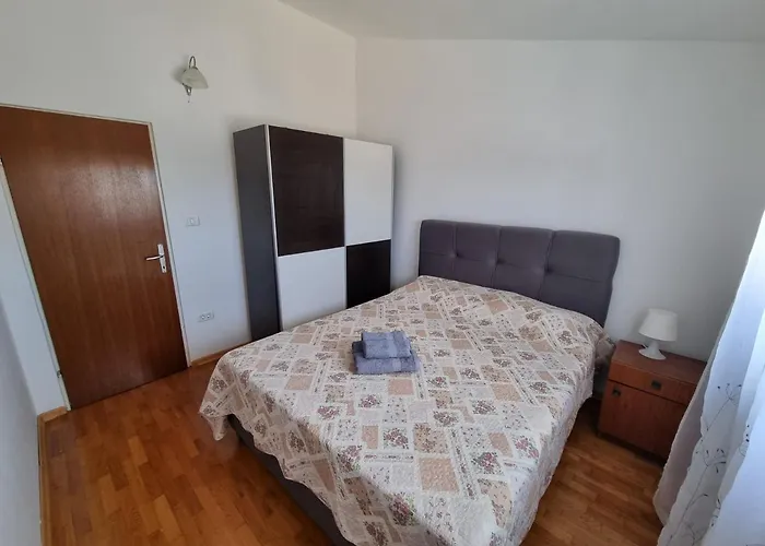 Sunny With Pool דירה *